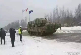 中国大雪来袭！出动坦克除雪 机场挖飞机