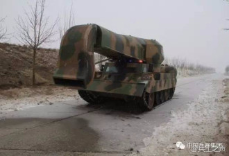 中国大雪来袭！出动坦克除雪 机场挖飞机