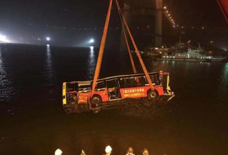 重庆公交 潜水员捞出小孩遗体当场痛哭