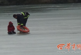 消防员改装救生圈当冰车，救出冰下被困男童