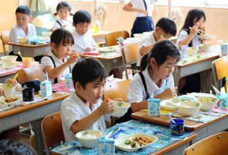 日本中小学&quot;光盘行动&quot; : 老师强迫学生吃光午餐