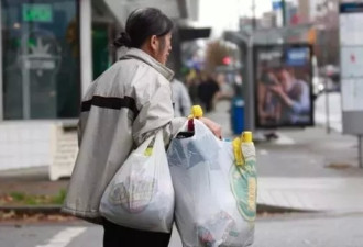 华人父母移民来澳，就为让他们翻垃圾桶？
