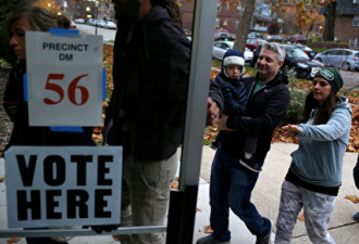 美国中期选举  各地选民纷纷踊跃的投票