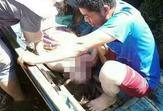 马来西亚少女河边洗澡被鳄鱼咬入河中 母亲崩溃