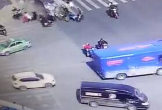 郑州面包车冲入人群致10人死伤：报复社会