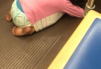 移民家庭无家可归 小女孩赤脚跪趴火车地板睡着