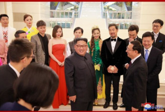 金正恩与中国艺人们握手 祝贺演出成功