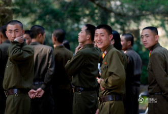 朝鲜表情：闭关锁国中的自娱自乐 摄影师六访朝