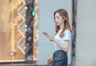 街拍美女：大长腿短裙完美臀线秀出来！太性感