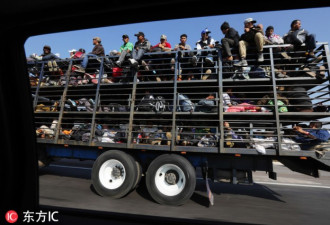 “大篷车”挺进美国一幕：卡车上下四层挤满人
