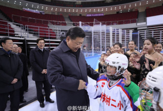 习近平视察北京冬奥场馆 和小球员“对抗”