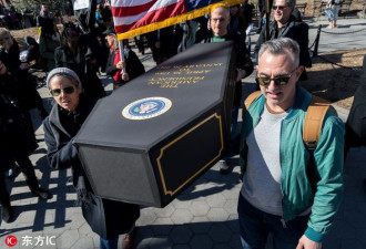 纽约举行反川普葬礼游行 哀悼“美国总统之死”