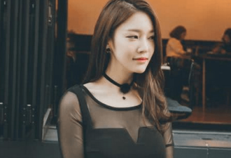 街拍：透明蕾丝上衣美女真是火辣迷人透露魅力