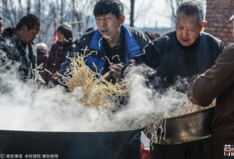 河南数千人同吃大锅饭 500斤面条秒光