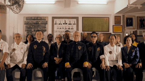 一群让人闻风丧胆的中国人藏在这破楼里