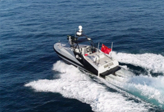 中国首艘导弹无人艇亮相珠海航展
