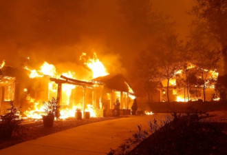 加州山火已致9死 升级为美史上破坏性最强山火