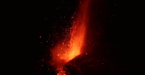 熔岩“喷泉”：意大利埃特纳火山喷发奇景