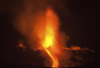 熔岩“喷泉”：意大利埃特纳火山喷发奇景
