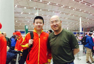 英达拒让儿子移民:在美国打冰球为中国效力