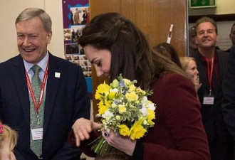 凯特王妃探访儿童福利院 超受小朋友们欢迎