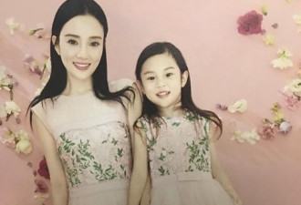 李小璐与女儿拍亲子写真 甜馨越长越像妈妈