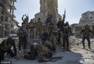 叙利亚自由军从IS手中夺回阿尔巴布 跪地庆祝