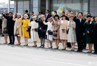 难得一见：安倍及日本皇室送天皇上飞机一幕