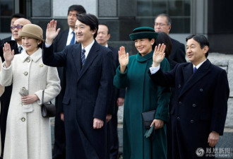 难得一见：安倍及日本皇室送天皇上飞机一幕