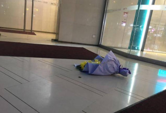 两孩童坠亡后实测:1.3米栏杆保护不了抱孩子