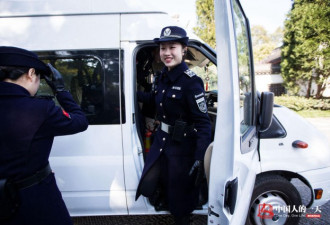 90后女孩的双面生活 白天巡逻 晚上跳舞