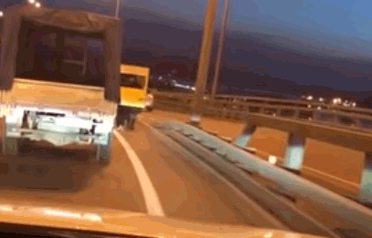 俄大桥禁行人通行，4人用硬纸板搭了辆“巴士”