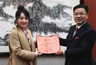 47岁杨钰莹回母校参加活动 给人签名送了四个字