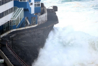12米巨浪席卷西班牙 海景房阳台瞬间卷走