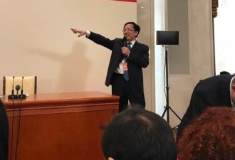两会“喜感哥”火了 网友：这不是俞敏洪吗？