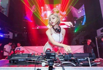 她是韩国最美女DJ，演出观众只关心她穿的多短