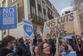 英国政府削减医疗预算 伦敦25万民众上街抗议