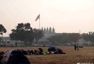 加州山火灾区现场：民众沃尔玛停车场搭帐篷