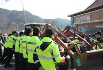 韩国民众开挖掘机冲向“萨德”部署地