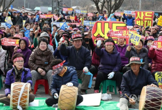 韩国民众开挖掘机冲向“萨德”部署地
