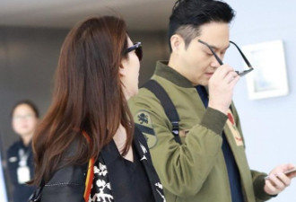 吵架了 张智霖夫妇同现机场相隔两米
