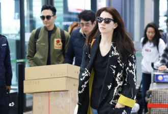 吵架了 张智霖夫妇同现机场相隔两米