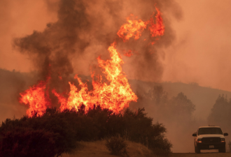 撤离途中被山火包围 加州父亲唱歌安抚3岁女儿