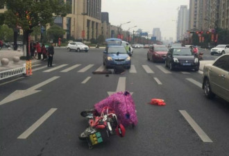 杭州：女子骑车被撞昏 未婚交警抱娃指挥交通