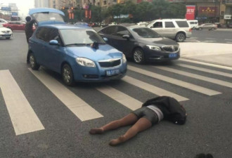 杭州：女子骑车被撞昏 未婚交警抱娃指挥交通