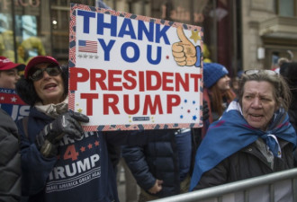 美爆发川普支持者与反对者冲突 抗议者扛苏联旗