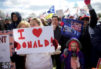 美爆发川普支持者与反对者冲突 抗议者扛苏联旗