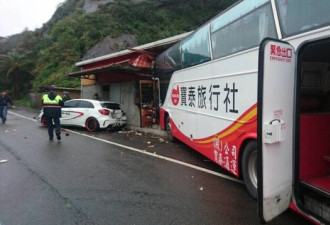 台湾一游览车满载大陆游客撞民宅司机生命垂危