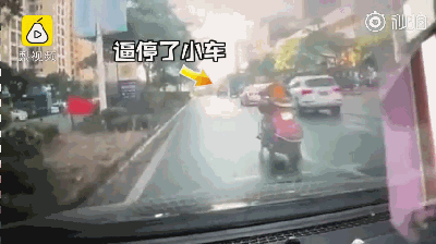 女子骑电动车逆行逼停小车，随后被货车撞飞