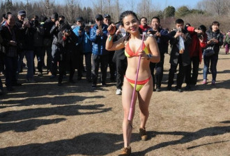 北京“光猪跑”女教师比基尼直播引围观